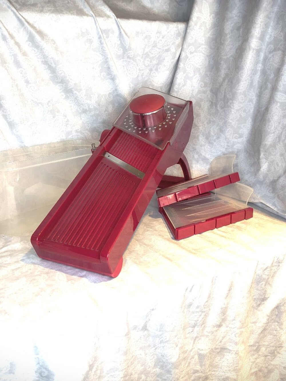 Red KitchenAid mandoline slicer - Dishwasher safe - Adjustable thickness